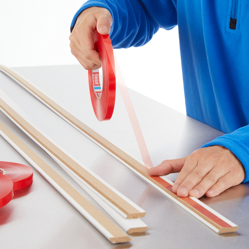 tesafix® 4965 auf Leiste kleben